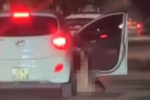 Người phụ nữ khoả thân rơi ra từ chiếc ô tô. (Ảnh cắt từ clip)