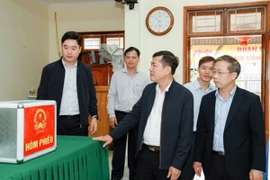 Ông Thái Văn Thành, Phó Chủ tịch UBND tỉnh Nghệ An kiểm tra công tác chuẩn bị bầu cử tại xã Tương Dương.