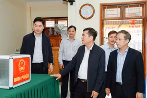 Ông Thái Văn Thành, Phó Chủ tịch UBND tỉnh Nghệ An kiểm tra công tác chuẩn bị bầu cử tại xã Tương Dương.