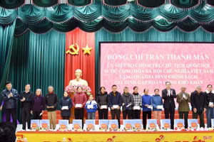 Chủ tịch Quốc hội Trần Thanh Mẫn tặng quà các gia đình chính sách tại Hà Tĩnh. (ảnh BHT)