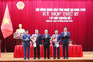 Lãnh đạo Tỉnh ủy Nghệ An tặng hoa chúc mừng 2 tân Phó Chủ tịch UBND tỉnh. (Ảnh: nghean.gov.vn)