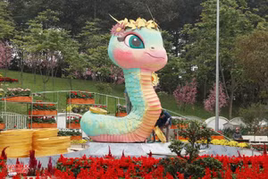 Linh vật rắn đặt tại Quảng trường Hồ Chí Minh, TP Vinh, Nghệ An. (Ảnh: Phạm Tâm)