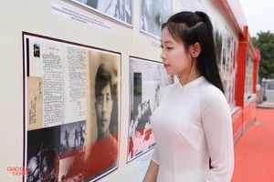 Triễn lãm 50 năm thống nhất và khát vọng vươn mình. (Ảnh: Phạm Tâm)