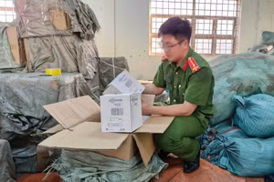 Công an kiểm tra số hàng giả. (Ảnh: CANA)