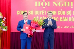 Trưởng Ban Tổ chức Trung ương Lê Minh Hưng trao quyết định cho ông Nguyễn Khắc Thận. (Ảnh: Phạm Bằng)