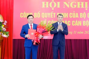 Trưởng Ban Tổ chức Trung ương Lê Minh Hưng trao quyết định cho ông Nguyễn Khắc Thận. (Ảnh: Phạm Bằng)