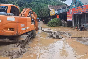 Xã Mường Xén (Nghệ An) huy động máy móc cào bùn đất sau lũ.