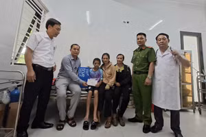 Chính quyền xã Vân Du thăm hỏi cháu N.H.T. (Ảnh: Công an cung cấp)