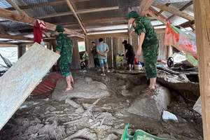 Bộ đội biên phòng hỗ trợ người dân khắc phục hậu quả mưa lũ. (Ảnh: Anh Bách)