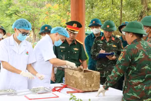 Lấy mẫu sinh phẩm hài cốt liệt sĩ tại Nghĩa trang Liệt sĩ Hưng Nguyên.