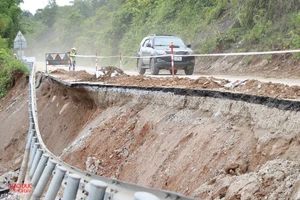 Quốc lộ 7 bị sạt lở taluy âm. (Ảnh: Phạm Tâm)