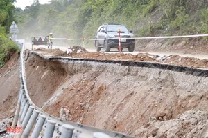 Quốc lộ 7 bị sạt lở taluy âm. (Ảnh: Phạm Tâm)