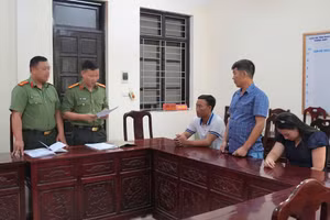 Công an đọc lệnh khởi tố Lưu Văn Phong, Đặng Văn Thư và Nguyễn Thị Phúc. (Ảnh: CANA)