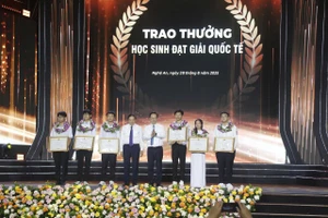 Tỉnh Nghệ An trao thưởng cho các học sinh đạt huy chương quốc tế, khu vực. (Ảnh: Hồ Lài)