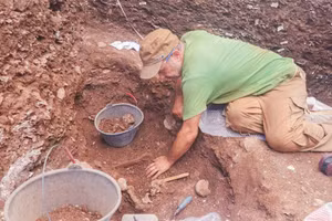 Chuyên gia quốc tế tham gia khai quật tại di chỉ Quỳnh Văn. (Ảnh: Hồ Hà)