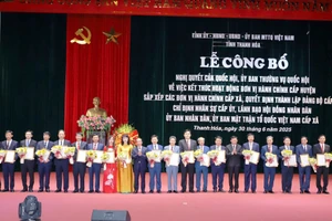 Bí thư Đảng ủy các xã, phường mới của tỉnh Thanh Hóa nhận quyết định.