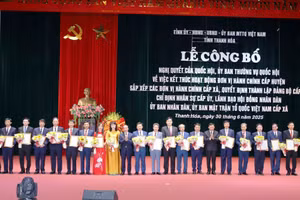 Bí thư Đảng ủy các xã, phường mới của tỉnh Thanh Hóa nhận quyết định.