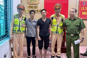 Hai phạm nhân tại cơ quan công an. (Ảnh: CANA)