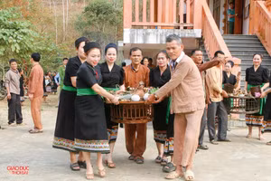 Người dân Ơ Đu tổ chức lễ đón tiếng sấm đầu năm. (Ảnh: Đình Tuân).