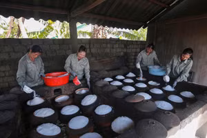 Công nhân HTX Thắng Lợi sản xuất muối hầm.