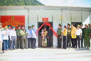 Bộ Công an trao tặng nhà cho người dân xã Mỹ Lý, Nghệ An. (Ảnh: CANA)