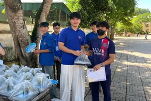 Huyện đoàn Quế Phong phát cơm cho thí sinh.