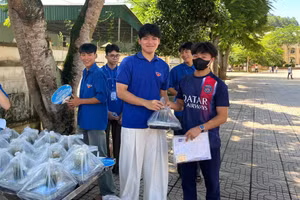 Huyện đoàn Quế Phong phát cơm cho thí sinh. 