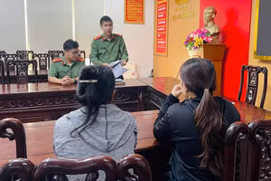 Công an làm việc với 2 người phụ nữ tung tin đồn thất thiệt. (Ảnh: CANA)