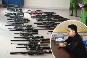 Số vũ khí quân dụng bị thu giữ trong vụ án. (Ảnh: CANA)