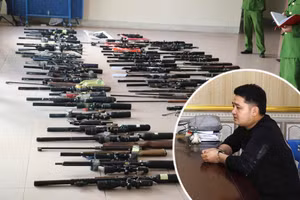 Số vũ khí quân dụng bị thu giữ trong vụ án. (Ảnh: CANA)