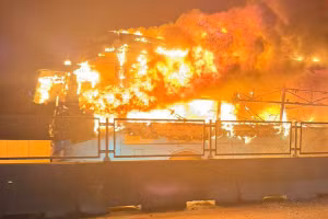 Hiện trường vụ cháy xe khách trên cao tốc. (Ảnh: Đặng Trang)