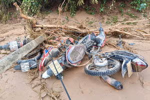 Xe máy của người dân xã Mỹ Lý, Nghệ An bị lũ cuốn trôi. (Ảnh: Hải Thượng)