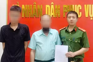 Công an xã Hưng Nguyên bàn giao cháu K. về với gia đình. (Ảnh: Công an tỉnh Nghệ An)