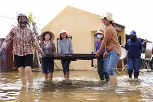 Giáo viên Nghệ An khắc phục hậu quả bão Bualoi. (Ảnh: Phạm Tâm)