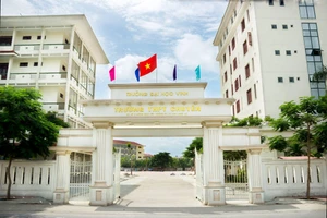 Trường THPT chuyên Đại học Vinh (Nghệ An).