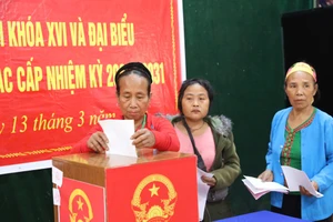 Cử tri bản Co Phạt (Nghệ An) bỏ phiếu sớm bầu đại biểu Quốc hội và HĐND. (Ảnh: Phạm Tâm)