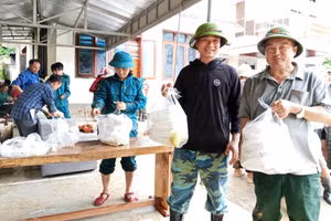 Những suất cơm miễn phí phát cho người dân vùng lũ.
