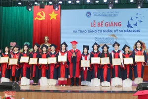 Trường Đại học Vinh trao giấy khen cho 13 sinh viên tốt nghiệp xuất sắc. (Ảnh: Phạm Tâm)
