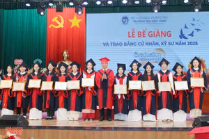 Trường Đại học Vinh trao giấy khen cho 13 sinh viên tốt nghiệp xuất sắc. (Ảnh: Phạm Tâm)