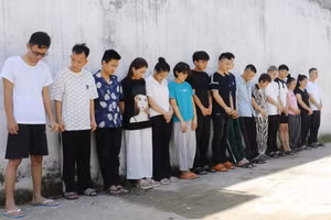 Những người trong đường dây đánh bạc bị công an bắt giữ. Ảnh: CANA