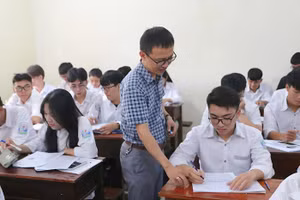 Thầy giáo Nguyễn Văn Tiến trong tiết dạy Vật lí.