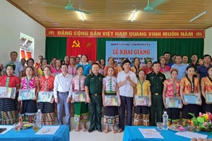 Đoàn Kinh tế Quốc phòng 4 khai giảng lớp xóa mù chữ ở xã Tri Lễ. (Ảnh: CSCC)