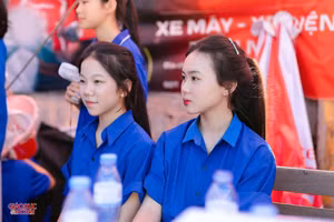 Thanh niên tình nguyện tại điểm thi Trường THPT Anh Sơn 1. (Ảnh: Rạng Đông)