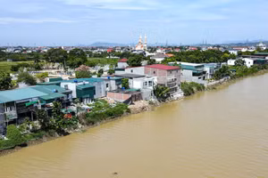 Dãy công trình vi phạm trên kênh Vách Bắc, xã Đông Thành, Nghệ An. (Ảnh: Phạm Tâm)