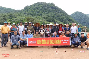 Báo GD&TĐ cùng các nhà hảo tâm trao quà cho người dân bản Xốp Tụ, xã Mỹ Lý. (Ảnh: Phạm Tâm)