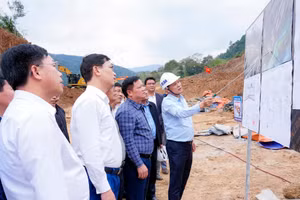 Ông Nguyễn Khắc Thận, Bí thư Tỉnh ủy Nghệ An kiểm tra dự án trường nội trú liên cấp tại xã Tam Thái. (Ảnh: Phạm Bằng)