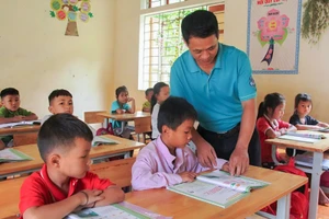 Một giờ lên lớp của thầy giáo Phan Ngọc Khánh. (Ảnh: Hồ Ngợi)