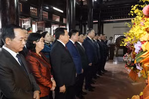 Tổng Bí thư Tô Lâm cùng Đoàn công tác dâng hoa, dâng hương tưởng nhớ Chủ tịch Hồ Chí Minh. (Ảnh: Phạm Bằng)