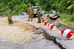 Quốc lộ 16 đoạn qua xã Châu Kim (huyện Quế Phong, Nghệ An) sụt lún, nứt gãy.