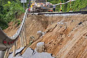 Quốc lộ 7 đoạn qua xã Tương Dương, Nghệ An. (Ảnh: Phạm Tâm)